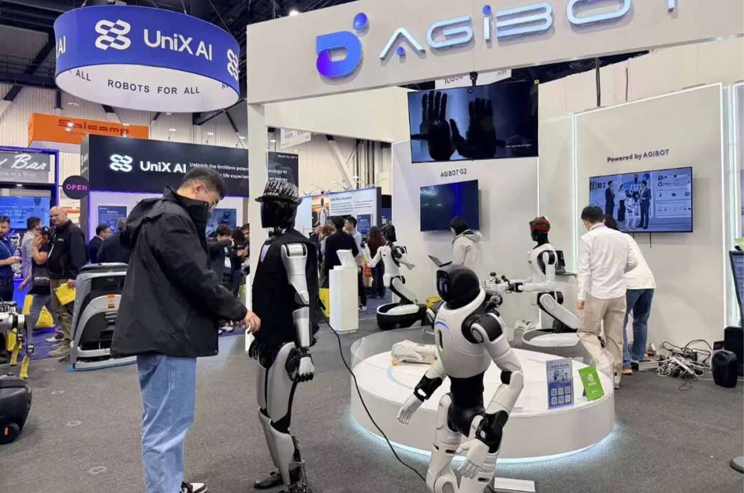 中国人形机器人霸场CES！智元宇树众擎全明星天团都来了